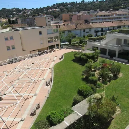 Calme Au Coeur De Cavalaire, Climatise Avec Terrasse, Parking Et Toutes Commodites - Fr-1-100-233