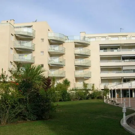 Apartment Calme Au Coeur De Cavalaire, Climatise Avec Terrasse, Parking Et Toutes Commodites - Fr-1-100-233 *